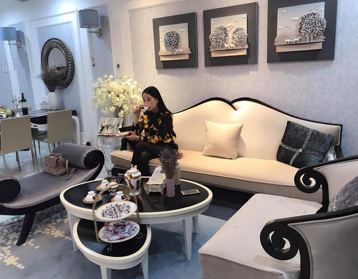Cô dành cho mình những phút thưởng trà thư giãn trên bộ ghế sang trọng ở phòng khách.