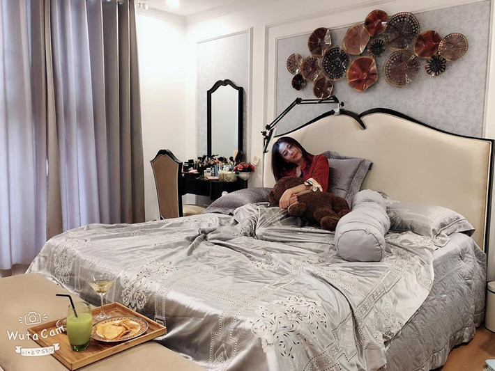 Lần hiếm hoi 'Quỳnh búp bê' khoe hình ảnh phòng ngủ của cô với nội thất đồng bộ với phòng khách.
