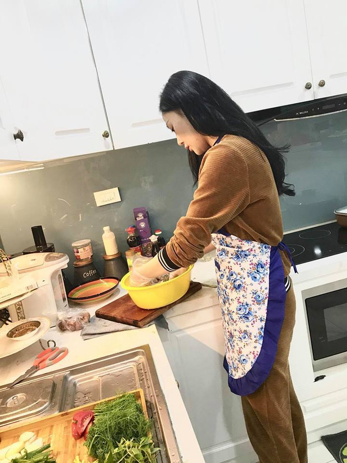 Ngoài lúc bận rộn, Phương Oanh rất hay vào bếp.
