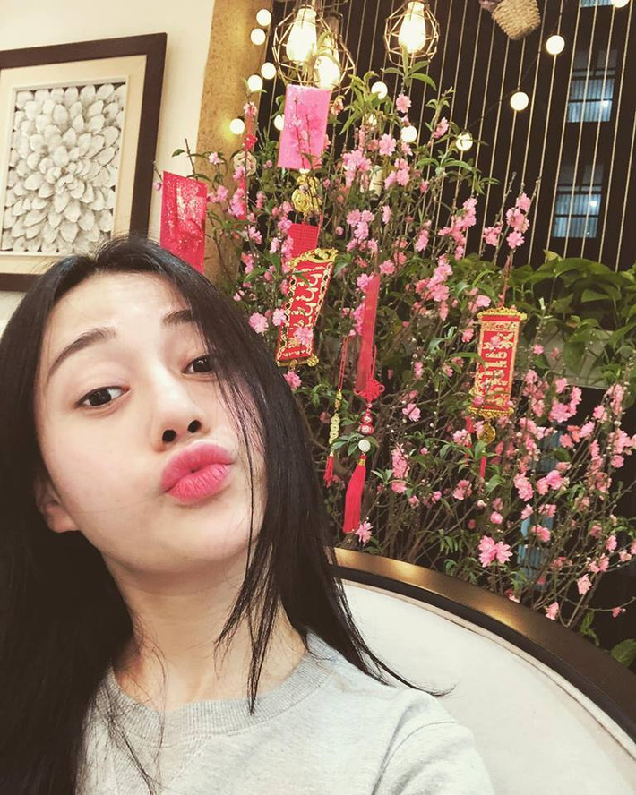 Phương Oanh chia sẻ ảnh selfie bên cây đào trong ngày giáp Tết Kỷ Hợi.