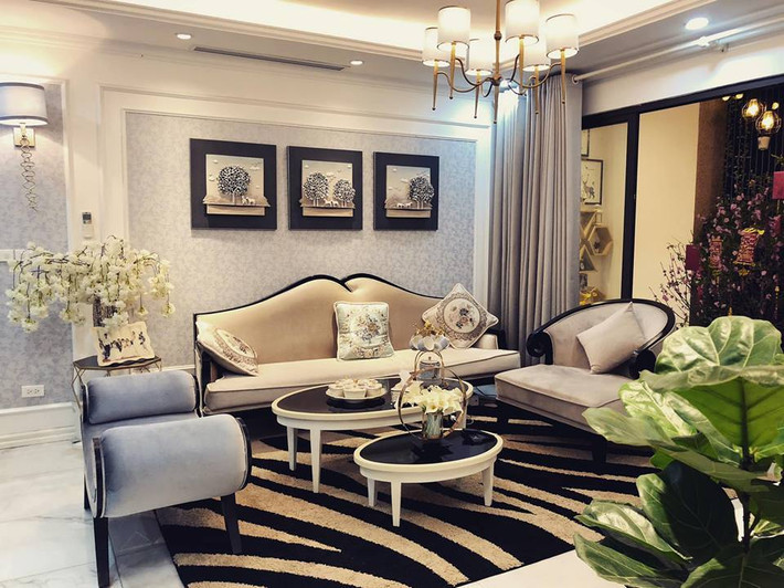 Không khí xuân ngập tràn trong căn hộ của nữ diễn viên độc thân. Năm qua đánh dấu thành công vượt bậc của Phương Oanh với vai chính trong 'Quỳnh búp bê' giúp cô toả sáng, trở thành một trong những nữ diễn viên hot nhất màn ảnh phía Bắc.