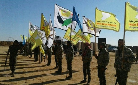 “Các cư dân ở Raqqa đã treo cờ Syria và vẽ những bức hình graffiti phản đối sự chiếm đóng của Quân đội Mỹ và lực lượng SDF tại một số khu vực, trong đó có thị trấn Kadiran cho tới phía tây Raqqa, đồng thời kêu gọi Quân đội Syria tiếp quản khu vực này”, các nhà hoạt động truyền thông ở Raqqa cho hay. Ảnh: Rudaw.