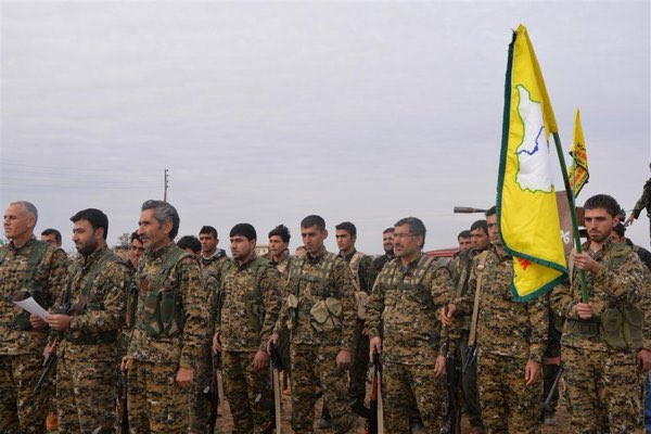 “Lực lượng SDF đã bắt giữ hơn 1.300 người dân Syria, chủ yếu là trẻ em và phụ nữ, tại các khu vực nằm giữa Abu Qabi và al-Tabaqa, phía nam sông Euphrates”, nguồn tin cho biết. Ảnh: EA.