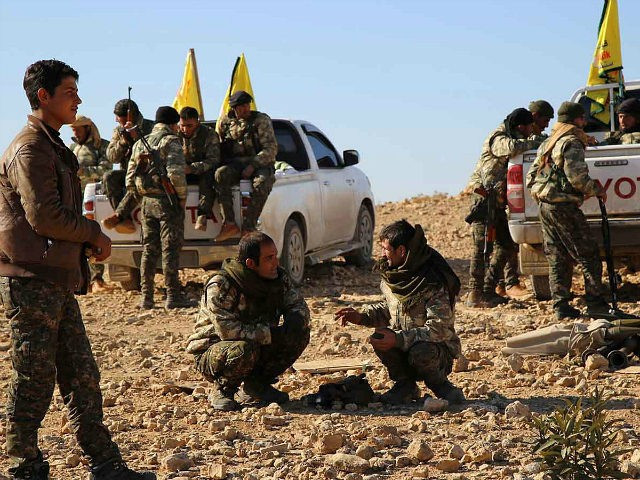 “Tổng cộng 107 dân thường Syria, bao gồm cả phụ nữ và trẻ em, đã bị lực lượng SDF bắt giữ trong khi số phận 53 người khác vẫn chưa rõ”, nguồn tin cho hay. Ảnh: BB.