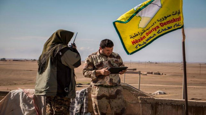 Lực lượng SDF được cho là đã tra tấn một thủ lĩnh của bộ lạc Al-Tarn ở phía tây Raqqa, sau khi người này kêu gọi sự hiện diện của Quân đội Syria tại những khu vực nằm dưới sự kiểm soát của Mỹ và SDF. Ảnh: K24. Mời độc giả xem thêm video: Chính phủ Iraq đạt thỏa thuận với người Kurd về dầu mỏ, ngân sách (Nguồn: VTC14)