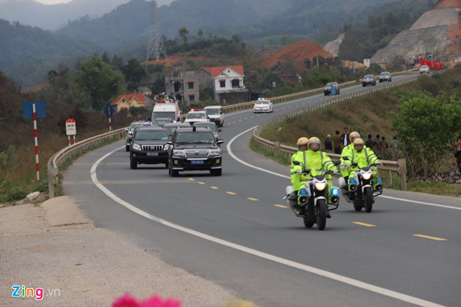 Vào khoảng 9h20 ngày 26/2, đoàn xe chở lãnh đạo Triều Tiên Kim Jong-un đã đi qua ải Chi Lăng (huyện Chi Lăng, tỉnh Lạng Sơn) và tiến về Hà Nội theo tuyến đường quốc lộ 1. Dự kiến, đoàn xe chở ông Kim sẽ đến Hà Nội vào khoảng gần 11h cùng ngày. Ảnh: Zing.vn.