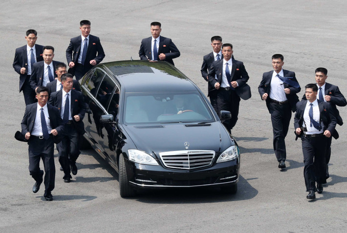 12 vệ sĩ này tạo thành vòng tròn bảo vệ 360 độ quanh ông Kim Jong-un để đảm bảo an toàn tuyệt đối cho nhà lãnh đạo. Họ được tuyển chọn từ các binh sĩ hoàn thành nghĩa vụ trong Quân Đội Nhân dân Triều Tiên và trải qua quá trình điều tra lý lịch gia đình gắt gao. Ảnh: Time.