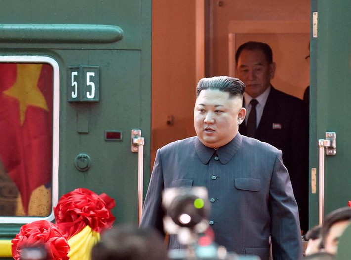 Khoảnh khắc Chủ tịch Triều Tiên Kim Jong-un bước xuống khỏi đoàn tàu chở ông tới ga Đồng Đăng. Ảnh: Reuters.