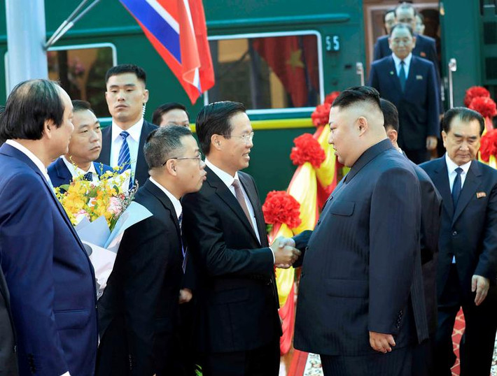 Ông Võ Văn Thưởng, Trưởng ban Tuyên giáo Trung Ương, cùng các quan chức và đông đảo người dân đã đón tiếp Chủ tịch Kim Jong-un tại sân ga Đồng Đăng. Ảnh: Reuters.