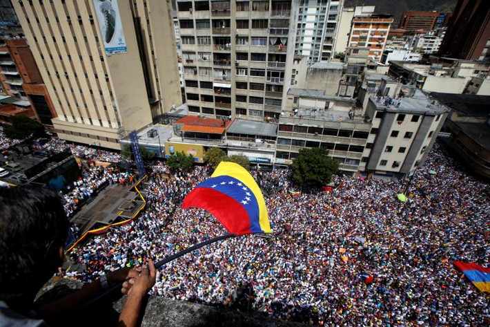 Đường phố thủ đô Caracas chật kín trong cuộc tuần hành của những người ủng hộ phe đối lập Venezuela.
