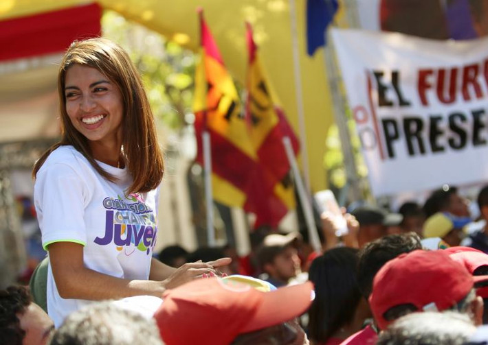 Đông đảo người dân tham gia cuộc tuần hành ủng hộ Tổng thống Maduro và kỷ niệm Ngày của Giới trẻ ở Caracas.