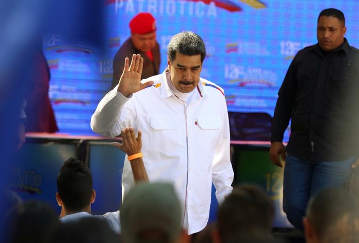 Tổng thống Maduro đập tay với người ủng hộ trong cuộc tuần hành ở thủ đô Venezuela hôm 12/2.