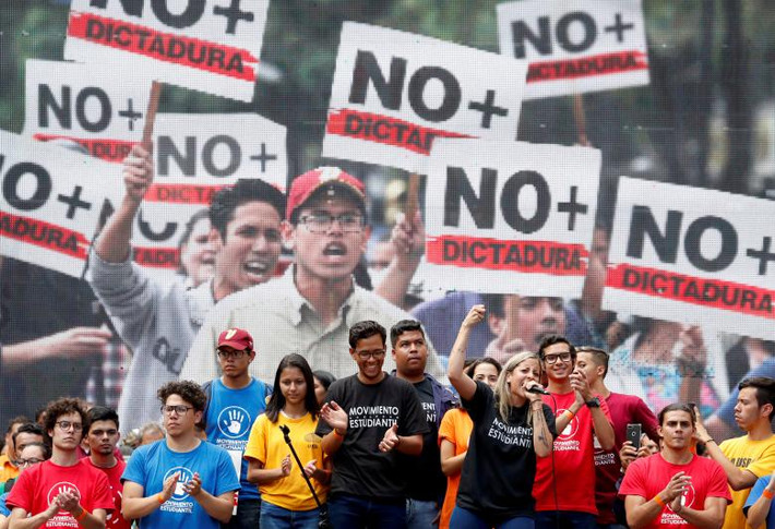 Rafaela Requesens, chị gái của nghị sĩ bị bắt giữ Juan Requesens, phát biểu khi tham gia vào cuộc tuần hành phản đối Tổng thống Venezuela Nicolas Maduro ở Caracas.