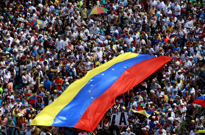 Hàng chục nghìn người ủng hộ phe đối lập Venezuela đã tham gia vào cuộc biểu tình phản đối chính phủ của Tổng thống Maduro hôm 12/2.