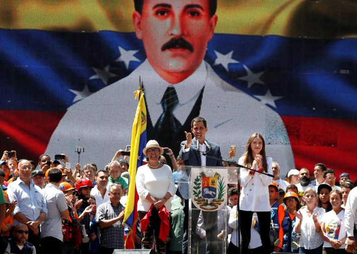 Ông Juan Guaido, người tự tuyên bố là "Tổng thống lâm thời" Venezuela hồi tháng 1/2019, phát biểu trước đám đông trong cuộc tuần hành kỷ niệm Ngày của Giới trẻ cũng như để phản đối chính quyền của Tổng thống Maduro ở thủ đô Caracas ngày 12/2.