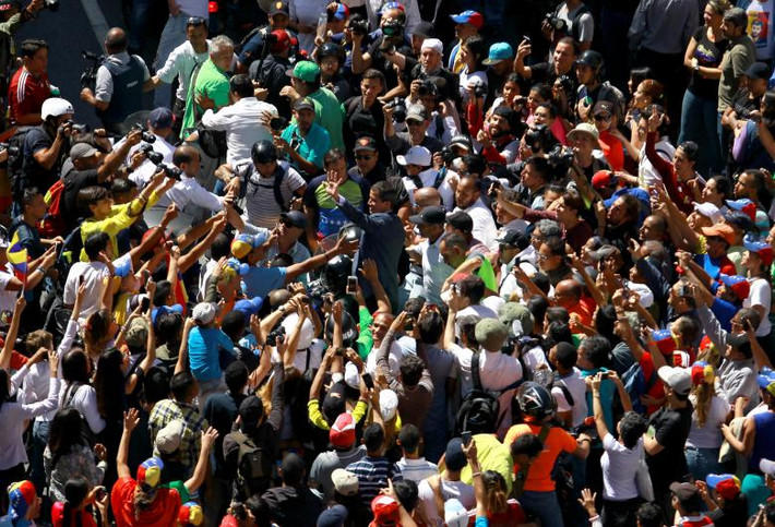 Biển người bao quanh ông Juan Guaido, thủ lĩnh phe đối lập Venezuela.