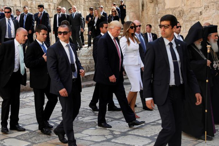 Tổng thống Trump cùng Đệ nhất phu nhân Melania đi bộ vào Nhà thờ Mộ Thánh ở Jerusalem hôm 22/5. Ảnh: Reuters.