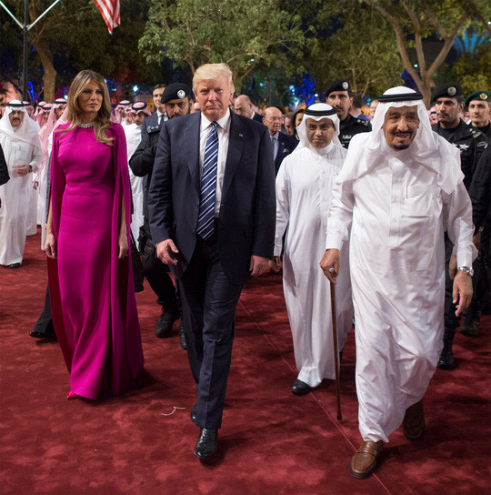 Đệ nhất phu nhân Melania sánh bước bên Tổng thống Trump khi tham gia sự kiện vào buổi tối trong chuyến thăm Saudi Arabia. Ảnh: Reuters.