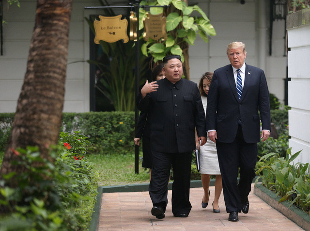 Chủ tịch Kim Jong-un và Tổng thống Trump tranh thủ trò chuyện khi đi dạo trong khuôn viên khách sạn. Ảnh: Reuters.