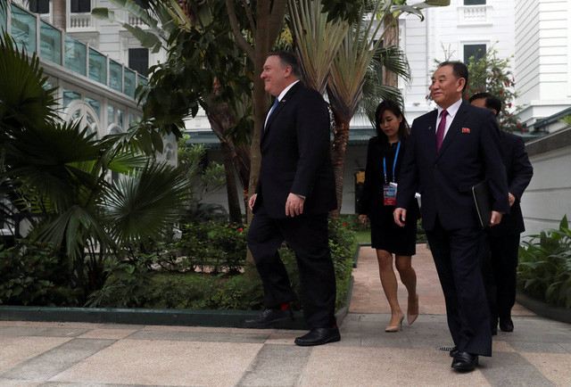 Trước đó, Phó Chủ tịch Đảng Lao động Triều Tiên Kim Yong Chol (phải) và Ngoại trưởng Mỹ Mike Pompeo đã đi dạo tại khách sạn Metropole trong lúc hai nhà lãnh đạo Mỹ-Triều có cuộc gặp một-một sáng 28/2. Ảnh: Reuters.