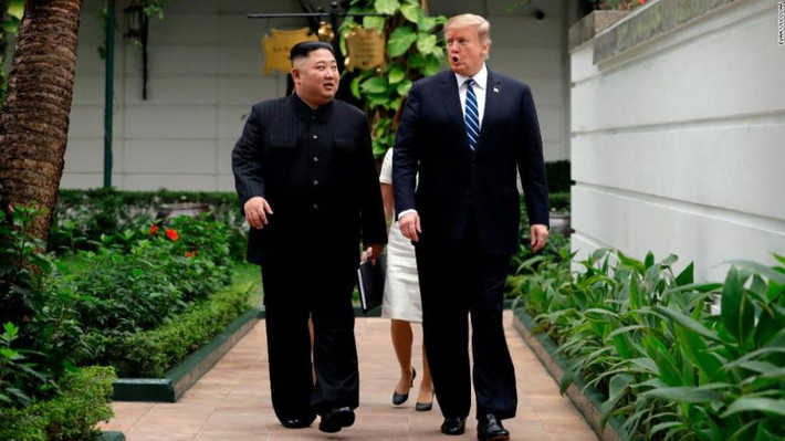Tổng thống Trump trao đổi với Chủ tịch Kim Jong-un trong khi đi qua hành lang sang phòng họp chung. Ảnh: CNN.