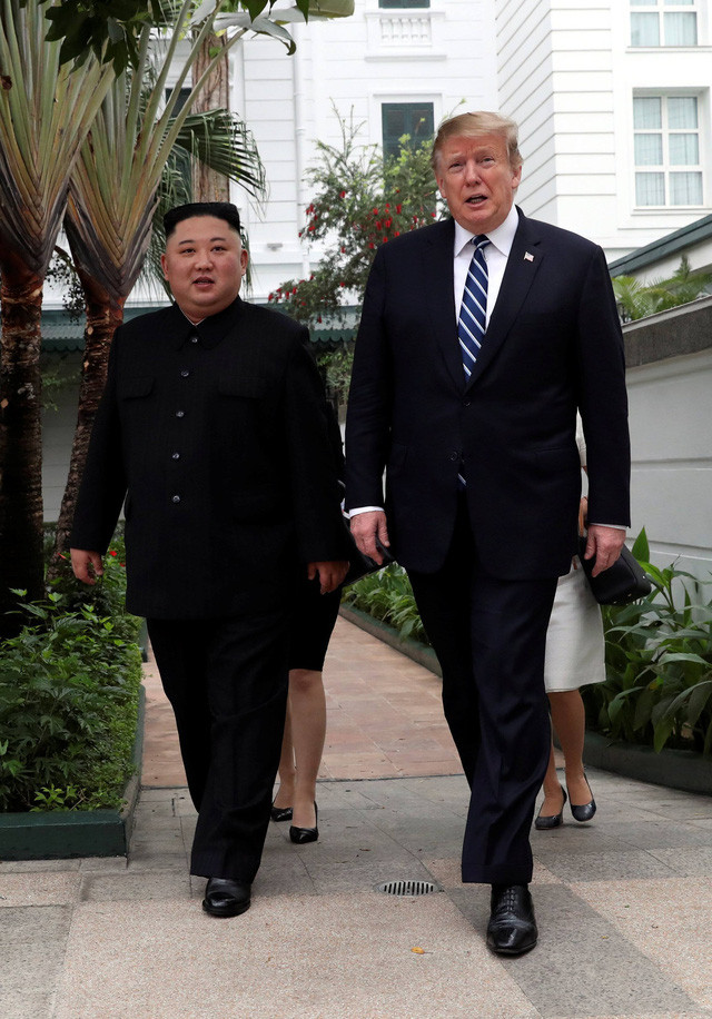 Sau cuộc gặp một-một, ông Trump và ông Kim bước ra vườn và đi dạo qua khuôn viên khách sạn Metropole. Ảnh: Reuters.