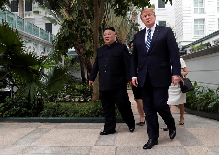 Hai phiên dịch viên luôn đi sát Tổng thống Trump và Chủ tịch Kim. Ảnh: Reuters.