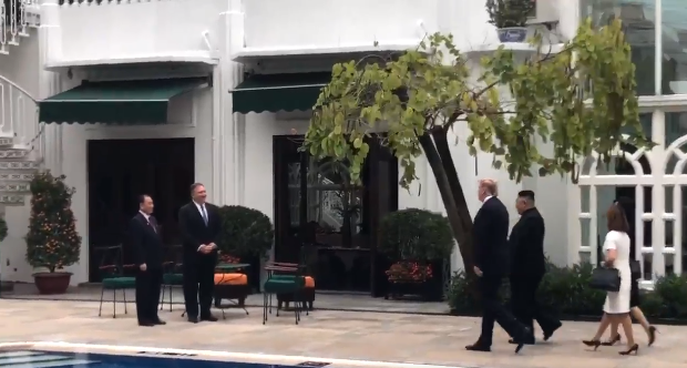 Hai nhà lãnh đạo Mỹ-Triều đi qua bể bơi của khách sạn. Đón họ là Ngoại trưởng Mỹ Mike Pompeo và Phó Chủ tịch Đảng Lao động Triều Tiên Kim Yong-chol. Ảnh chụp màn hình.