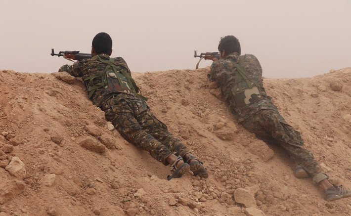 Trong diễn biến khác, Lực lượng Dân chủ Syria (SDF) được cho là đang tiến quân vào hang ổ cuối cùng của phiến quân IS tại Deir Ezzor. Ảnh: SD.