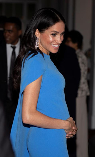 Công nương Meghan Markle diện chiếc váy màu xanh khi tới dự buổi tiệc do Tổng thống Fiji Jioji Konrote chủ trì tại Khách sạn Grand Pacific ở Suva, Fiji, ngày 23/10/2018.