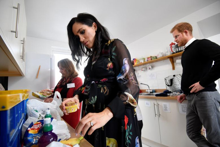 Công nương Meghan Markle hỗ trợ mọi người tại nhà bếp trong chuyến thăm One25 ngày 1/2/2019.