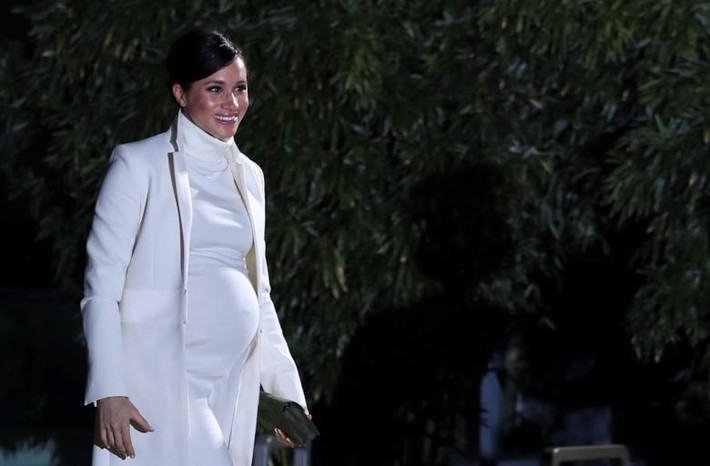 Công nương Markle diện đồ trắng khi tới Bảo tàng Lịch sử Tự nhiên ở London ngày 12/2.