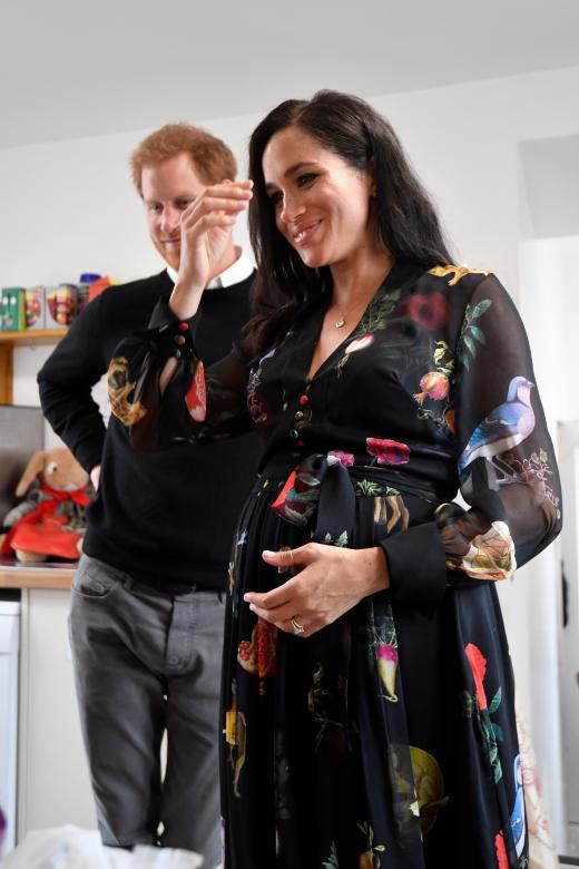 Hoàng tử Harry và Công nương Meghan Markle trò chuyện với những tình nguyện viên trong nhà bếp từ thiện trong chuyến thăm trung tâm One25 ở Bristol , Anh, ngày 1/2.