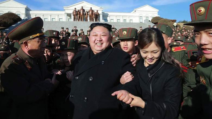 BBC dẫn lời của một nhà phân tích thuật lại với tờ The Korea Times của Hàn Quốc rằng, đám cưới của bà Ri và ông Kim Jong-un diễn ra nhanh chóng vào năm 2009, sau khi Chủ tịch Kim Jong-il, cha của ông Kim Jong-un, trải qua cơn đột quỵ vào năm 2008. Ảnh: IF.