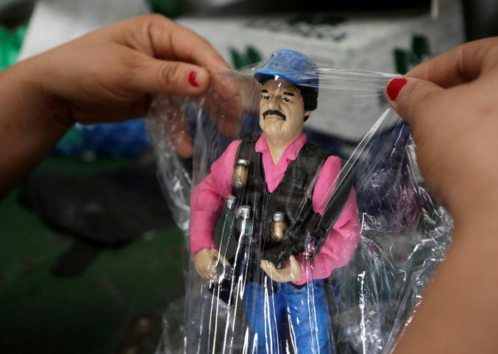 Ngày 12/2 vừa qua, trùm ma túy El Chapo đã bị Tòa án Mỹ kết tội buôn lậu hàng tấn ma túy sang Mỹ và có nhiều tội danh phải lĩnh án tù chung thân. Tên trùm ma túy này sinh ra tại La Tuna, bang Sinaloa, Mexico. (Nguồn ảnh: Reuters)