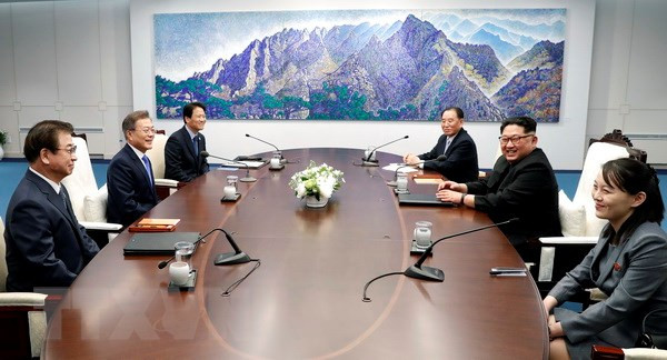Bà Kim Yo-jong, Phó Chủ nhiệm thứ nhất Ban Tuyên truyền của Đảng Lao động Triều Tiên, và ông Kim Yong-chol, Phó Chủ tịch Đảng Lao động Triều Tiên cầm quyền phụ trách các vấn đề liên Triều, đã cùng nhà lãnh đạo Triều Tiên tham gia phiên họp của cuộc gặp thượng đỉnh liên Triều sáng 27/4/2018. Ảnh: Bà Kim Yo-jong (ngoài cùng bên phải) tại cuộc hội đàm thượng đỉnh ở Nhà Hòa bình thuộc làng đình chiến Bàn Môn Điếm hồi tháng 4/2018. Ảnh: EPA.
