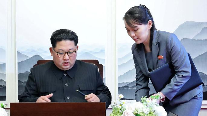 Được biết, hồi tháng 4/2018, em gái lãnh đạo Triều Tiên Kim Jong-un, bà Kim Yo-jong, nằm trong danh sách 9 quan chức cốt cán tháp tùng ông Kim đến làng biên giới liên Triều Bàn Môn Điếm dự hội nghị thượng đỉnh liên triều lịch sử với Tổng thống Hàn Quốc Moon Jae-in. Ảnh: The Times.