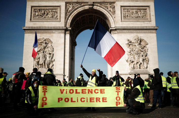 Những người biểu tình Áo vàng tập trung gần Khải Hoàn Môn ở thủ đô Paris.