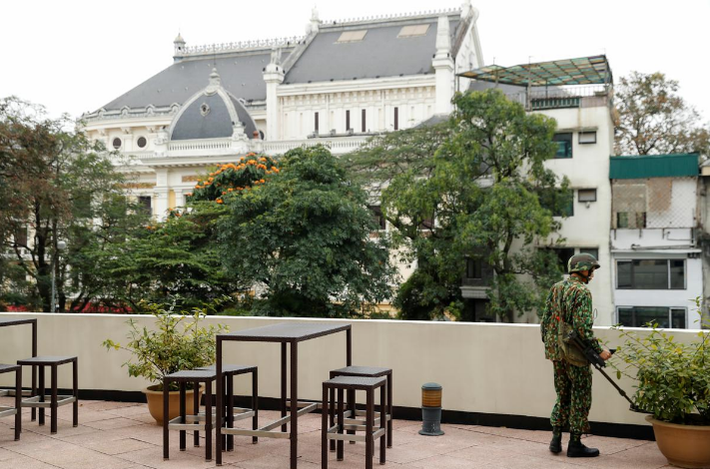 Một chiến sĩ rà soát kỹ lưỡng khu vực khách sạn Hilton trước thềm Thượng đỉnh Mỹ-Triều. Ảnh: Reuters.