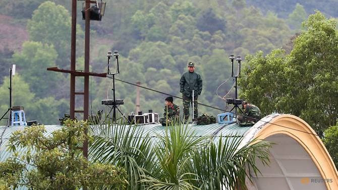 Các chiến sĩ làm nhiệm vụ trên mái nhà tại khu vực Ga Đồng Đăng ngày 24/2. Đây dự kiến là nơi dừng chân đầu tiên của nhà lãnh đạo Triều Tiên Kim Jong-un khi tới Việt Nam. Ảnh: Reuters.