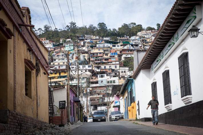 Nhiều khu vực ở thủ đô Caracas trở nên hoang tàn vì không có kinh phí để xây dựng cơ sở hạ tầng. Theo Al Jazeera, 90% người dân Venezuela đang sống dưới mức nghèo. Mời độc giả xem thêm video: Nền y tế Venezuela khủng hoảng vì bác sĩ rời bỏ đất nước (Nguồn: VTC14)