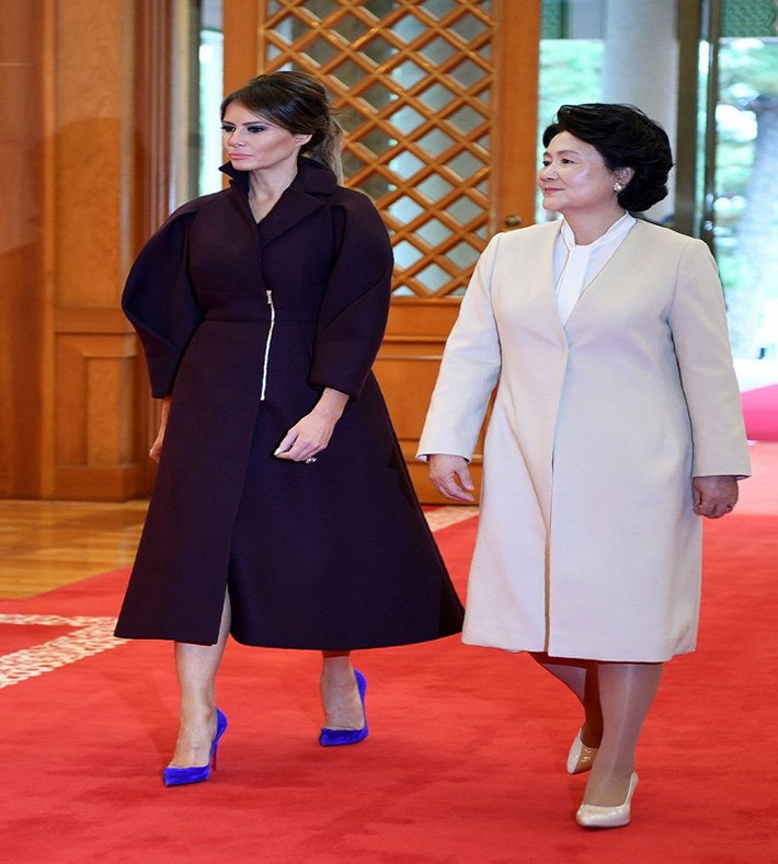 Ở Hàn Quốc, bà Melania tham gia buổi tiệc trà truyền thống với bà Kim Jung-sook - phu nhân của Tổng thống Moon Jae-in. Ảnh: Getty.
