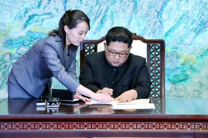 Tháng 4/2018, bà đã tháp tùng ông Kim đến làng biên giới liên Triều Bàn Môn Điếm dự hội nghị thượng đỉnh liên triều lịch sử với Tổng thống Hàn Quốc Moon Jae-in. Ảnh: Reuters.