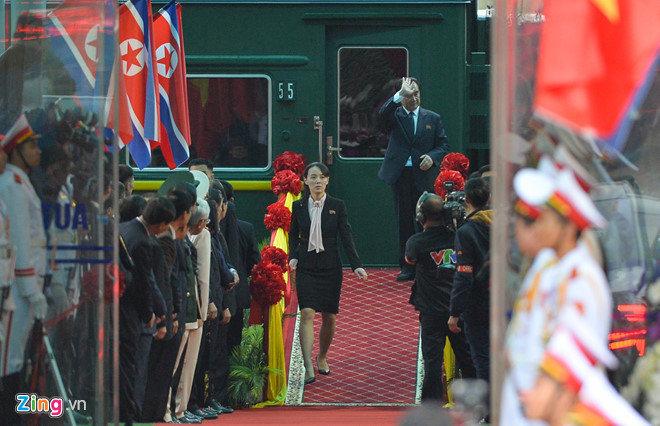 Bà Kim Yo Jong đã quan sát sân ga Đồng Đăng từ cửa lên xuống tàu, trước khi ông Kim Jong-un bước xuống trong sự chào đón nồng nhiệt của quan chức và người dân Việt Nam. Ảnh: Zing.vn.