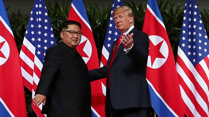 Tổng thống Mỹ Donald Trump và nhà lãnh đạo Triều Tiên Kim Jong-un đã có cái bắt tay lịch sử đầu tiên kéo dài 12 giây khi gặp nhau tại khách sạn Capella (Singapore) vào khoảng 9h04 sáng 12/6, trước khi bước vào hội đàm Thượng đỉnh Mỹ-Triều. Ảnh: CBC.CA.