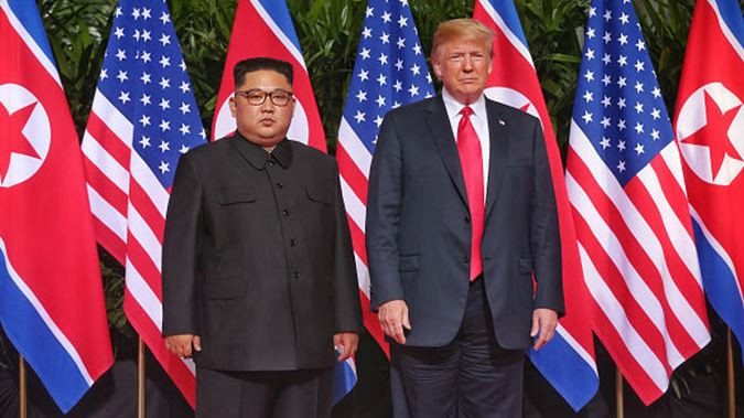 Cái bắt tay lịch sử và lời chào nồng ấm của Tổng thống Mỹ Donald Trump và nhà lãnh đạo Triều Tiên Kim Jong-un ngày 12/6 đã mở ra trang sử mới cho thế giới nói chung và hai nước nói riêng. Ảnh: NS.