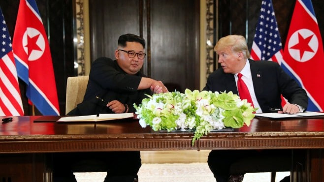 Chiều 12/6, Tổng thống Trump và nhà lãnh đạo Kim Jong-un cùng nhau ký kết thỏa thuận chung lịch sử, trong đó Mỹ và Triều Tiên cam kết thiết lập mối quan hệ mới dựa trên mong muốn của người dân hai nước với mục tiêu hòa bình và phát triển; cùng nỗ lực xây dựng một thời đại hòa bình lâu dài và ổn định trên bán đảo Triều Tiên. Ảnh: FAM.