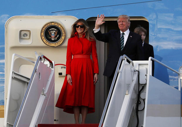 Trong các chuyên công du nước ngoài, chuyên cơ Air Force One của Tổng thống Trump sẽ được giám sát chặt chẽ từ xa bởi mạng lưới vệ tinh hùng hậu và các chiến đấu cơ sẵn sàng hộ tống khi cần thiết. Ảnh: CBS News.