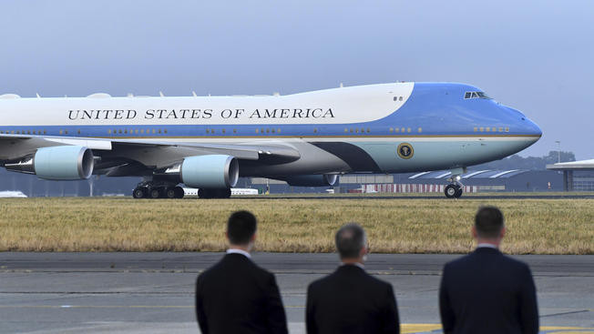 Air Force One hoạt động như một trung tâm chỉ huy lưu động trên không, được trang bị 85 điện thoại thông thường và điện thoại vệ tinh, radio, máy fax, máy tính kết nối Internet,... Các thông tin kết nối giữa máy bay với mặt đất đều được mã hóa để đảm bảo an toàn. Ảnh: NBC.