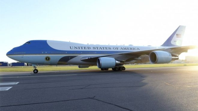 Air Force One còn được ví như "Nhà Trắng trên không" và là một "pháo đài bất khả xâm phạm". Nó được trang bị những công nghệ tối tân nhất có khả năng chống bức xạ điện từ, phóng xạ từ vụ nổ hạt nhân và phòng thủ tên lửa,... Ảnh: BBC.